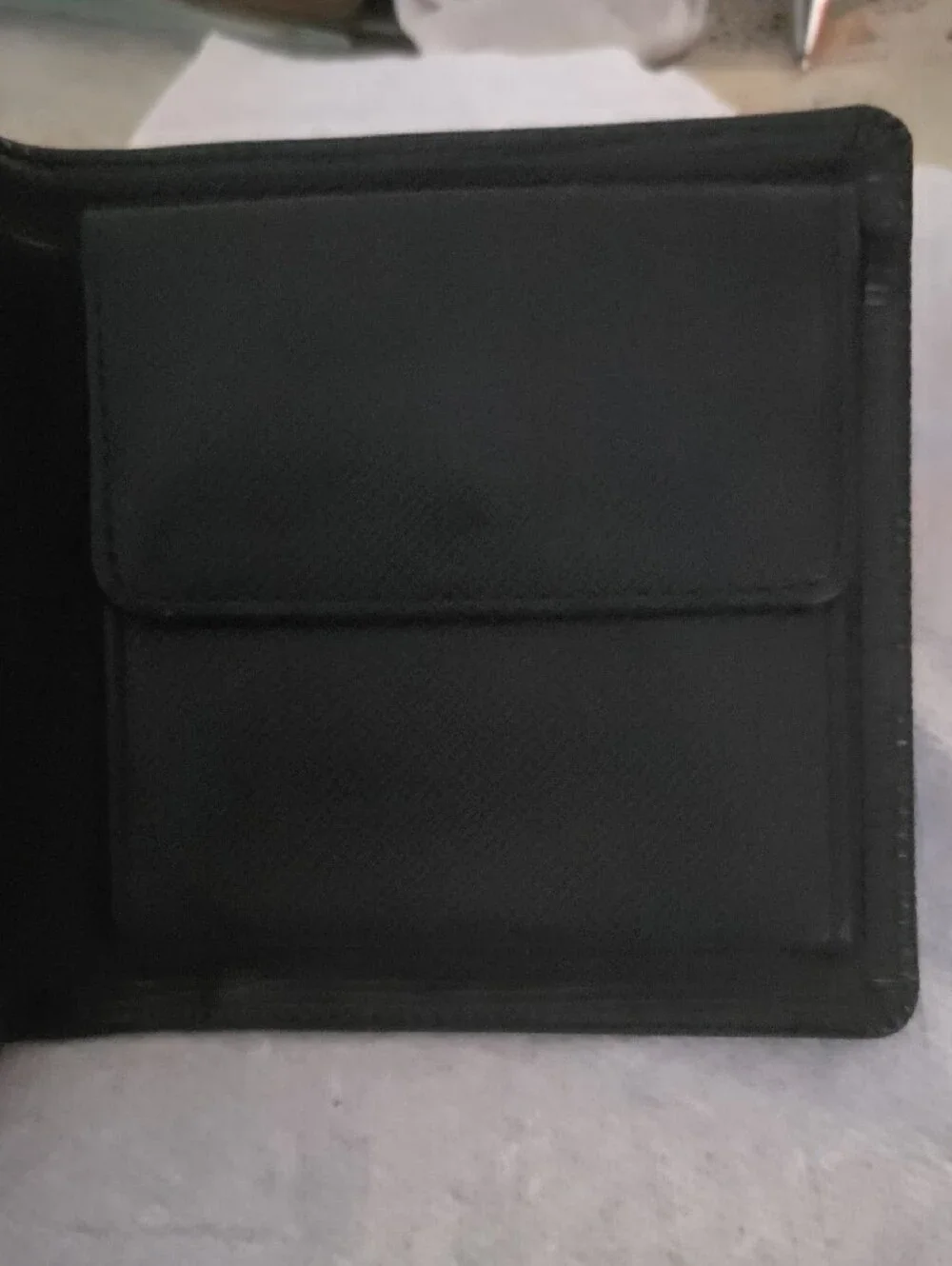 Classic Black Men's Bi-Fold Wallet - Sleek Textured Design